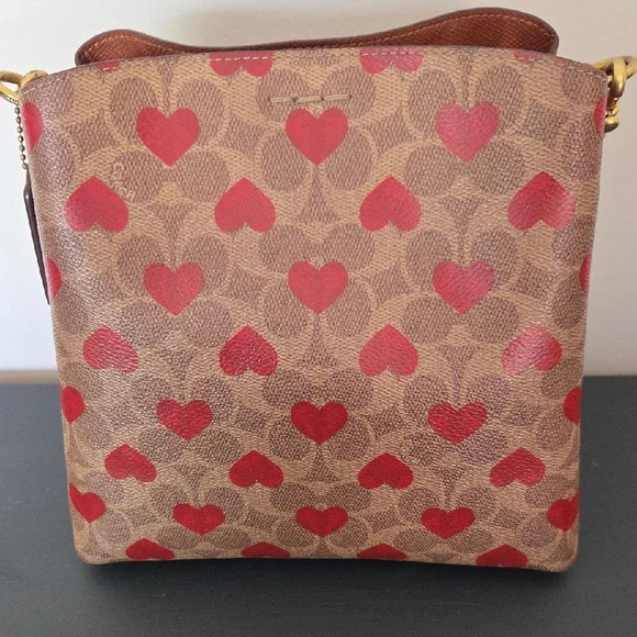 Willow Bucket Bag In Signature Canvas With Heart Print
C8389 - Picture 4 of 16